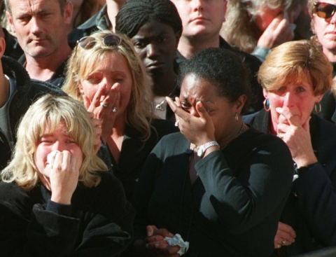 Sự ra đi của Công nương Diana: Nước Anh rúng động, tang thương và tỷ lệ tự tử tăng bất thường phía sau - Ảnh 5.