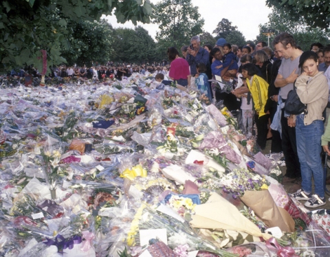 Sự ra đi của Công nương Diana: Nước Anh rúng động, tang thương và tỷ lệ tự tử tăng bất thường phía sau - Ảnh 2.