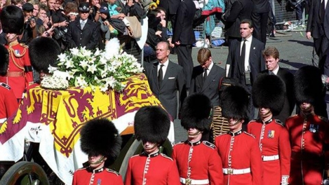 Sự ra đi của Công nương Diana: Nước Anh rúng động, tang thương và tỷ lệ tự tử tăng bất thường phía sau - Ảnh 7.
