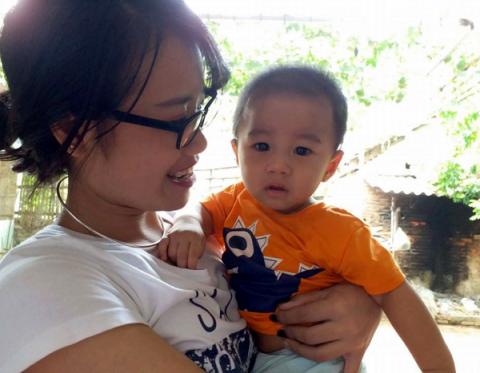 Vụ bé trai 1 tuổi bị bỏ rơi ở hội chợ: Gia đình tôi sẽ làm thủ tục xin nhận nuôi cháu bé - Ảnh 2. Vụ bé trai 1 tuổi bị bỏ rơi ở hội chợ: Gia đình tôi sẽ làm thủ tục xin nhận nuôi cháu bé - Ảnh 2.