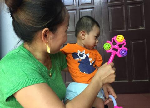 Vụ bé trai 1 tuổi bị bỏ rơi ở hội chợ: Gia đình tôi sẽ làm thủ tục xin nhận nuôi cháu bé - Ảnh 4. Vụ bé trai 1 tuổi bị bỏ rơi ở hội chợ: Gia đình tôi sẽ làm thủ tục xin nhận nuôi cháu bé - Ảnh 4.