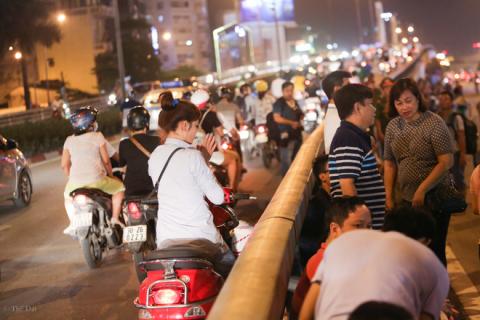 Hàng nghìn người chen lấn cầu lễ tại chùa Phúc Khánh - Ảnh 10.