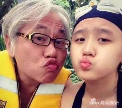 Đăng ảnh tự sướng khoe hạnh phúc, cặp đôi ông cháu tiếp tục hứng chịu đủ mọi búa rìu dư luận - Ảnh 2. Đăng ảnh tự sướng khoe hạnh phúc, cặp đôi ông cháu tiếp tục hứng chịu đủ mọi búa rìu dư luận - Ảnh 2.
