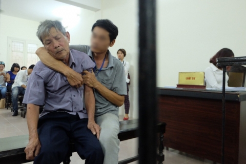 Tâm sự đầy day dứt, mặc cảm của con cháu cụ ông 79 tuổi bị phạt tù vì hiếp dâm bé gái - Ảnh 2.