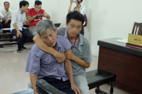 Tâm sự đầy day dứt, mặc cảm của con cháu cụ ông 79 tuổi bị phạt tù vì hiếp dâm bé gái - Ảnh 1.