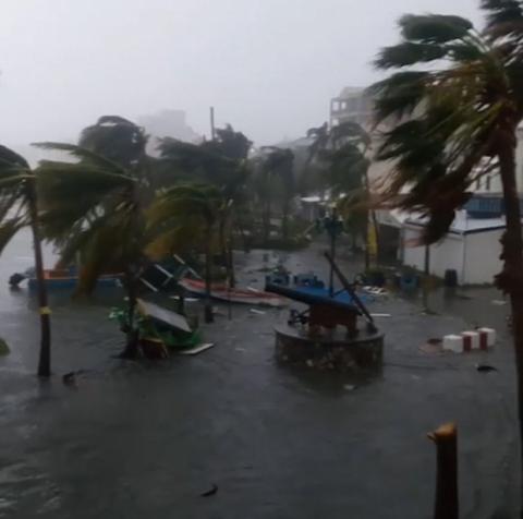 Khu vực Caribbe hoang tàn khi bão Irma đổ bộ, nhiều hòn đảo gần như bị phá hủy hoàn toàn - Ảnh 12. Khu vực Caribbe hoang tàn khi bão Irma đổ bộ, nhiều hòn đảo gần như bị phá hủy hoàn toàn - Ảnh 12.
