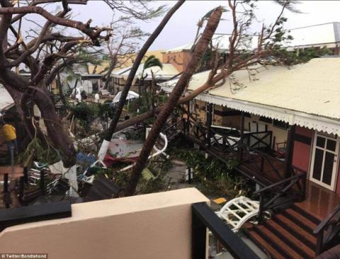 Khu vực Caribbe hoang tàn khi bão Irma đổ bộ, nhiều hòn đảo gần như bị phá hủy hoàn toàn - Ảnh 14. Khu vực Caribbe hoang tàn khi bão Irma đổ bộ, nhiều hòn đảo gần như bị phá hủy hoàn toàn - Ảnh 14.