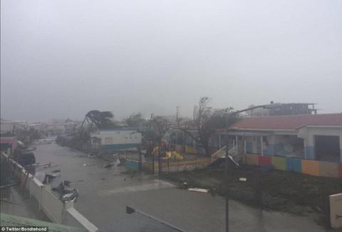 Khu vực Caribbe hoang tàn khi bão Irma đổ bộ, nhiều hòn đảo gần như bị phá hủy hoàn toàn - Ảnh 15. Khu vực Caribbe hoang tàn khi bão Irma đổ bộ, nhiều hòn đảo gần như bị phá hủy hoàn toàn - Ảnh 15.