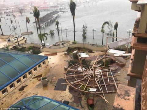 Khu vực Caribbe hoang tàn khi bão Irma đổ bộ, nhiều hòn đảo gần như bị phá hủy hoàn toàn - Ảnh 16. Khu vực Caribbe hoang tàn khi bão Irma đổ bộ, nhiều hòn đảo gần như bị phá hủy hoàn toàn - Ảnh 16.