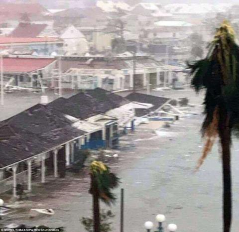Khu vực Caribbe hoang tàn khi bão Irma đổ bộ, nhiều hòn đảo gần như bị phá hủy hoàn toàn - Ảnh 5. Khu vực Caribbe hoang tàn khi bão Irma đổ bộ, nhiều hòn đảo gần như bị phá hủy hoàn toàn - Ảnh 5.