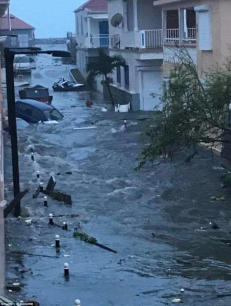 Khu vực Caribbe hoang tàn khi bão Irma đổ bộ, nhiều hòn đảo gần như bị phá hủy hoàn toàn - Ảnh 17. Khu vực Caribbe hoang tàn khi bão Irma đổ bộ, nhiều hòn đảo gần như bị phá hủy hoàn toàn - Ảnh 17.
