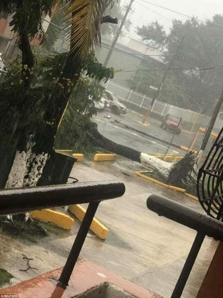 Khu vực Caribbe hoang tàn khi bão Irma đổ bộ, nhiều hòn đảo gần như bị phá hủy hoàn toàn - Ảnh 8. Khu vực Caribbe hoang tàn khi bão Irma đổ bộ, nhiều hòn đảo gần như bị phá hủy hoàn toàn - Ảnh 8.