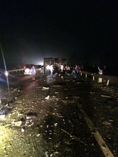Yên Bái: Xe khách và xe tải tông nhau trên cao tốc Hà Nội - Lào Cai, nhiều người bị thương - Ảnh 2.