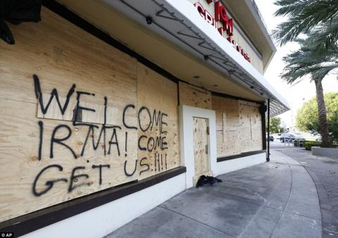 Florida vắng vẻ lạ thường trong cuộc sơ tán lớn nhất trong lịch sử Mỹ vì siêu bão quái vật Irma - Ảnh 7. Florida vắng vẻ lạ thường trong cuộc sơ tán lớn nhất trong lịch sử Mỹ vì siêu bão quái vật Irma - Ảnh 7.