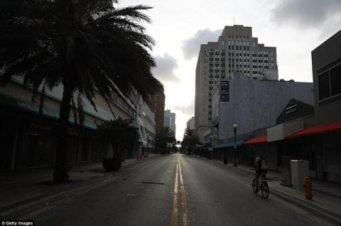 Florida vắng vẻ lạ thường trong cuộc sơ tán lớn nhất trong lịch sử Mỹ vì siêu bão quái vật Irma - Ảnh 3. Florida vắng vẻ lạ thường trong cuộc sơ tán lớn nhất trong lịch sử Mỹ vì siêu bão quái vật Irma - Ảnh 3.