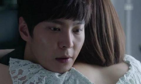 '. Vợ đột tử về báo mộng, chồng kiểm tra dưới giường của mẹ rồi sốc ngất trước sự thật… .'