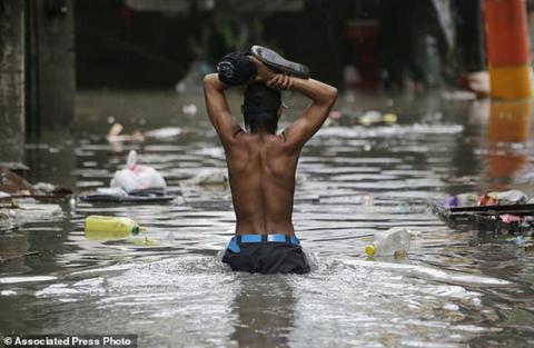 Bão vừa đổ bộ, người dân Philippines ngụp lặn trong nước lũ - Ảnh 1. Bão vừa đổ bộ, người dân Philippines ngụp lặn trong nước lũ - Ảnh 1.