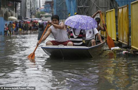 Bão vừa đổ bộ, người dân Philippines ngụp lặn trong nước lũ - Ảnh 2. Bão vừa đổ bộ, người dân Philippines ngụp lặn trong nước lũ - Ảnh 2.