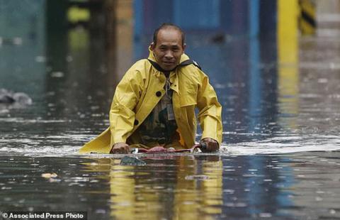 Bão vừa đổ bộ, người dân Philippines ngụp lặn trong nước lũ - Ảnh 3. Bão vừa đổ bộ, người dân Philippines ngụp lặn trong nước lũ - Ảnh 3.