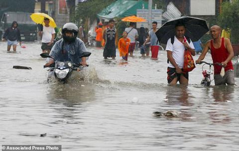 Bão vừa đổ bộ, người dân Philippines ngụp lặn trong nước lũ - Ảnh 4. Bão vừa đổ bộ, người dân Philippines ngụp lặn trong nước lũ - Ảnh 4.