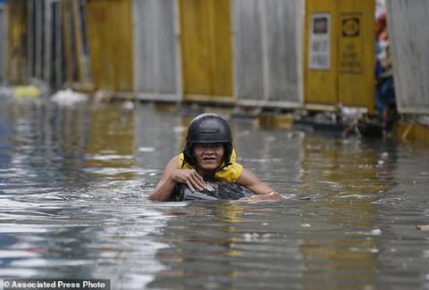 Bão vừa đổ bộ, người dân Philippines ngụp lặn trong nước lũ - Ảnh 9. Bão vừa đổ bộ, người dân Philippines ngụp lặn trong nước lũ - Ảnh 9.