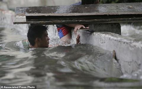 Bão vừa đổ bộ, người dân Philippines ngụp lặn trong nước lũ - Ảnh 10. Bão vừa đổ bộ, người dân Philippines ngụp lặn trong nước lũ - Ảnh 10.