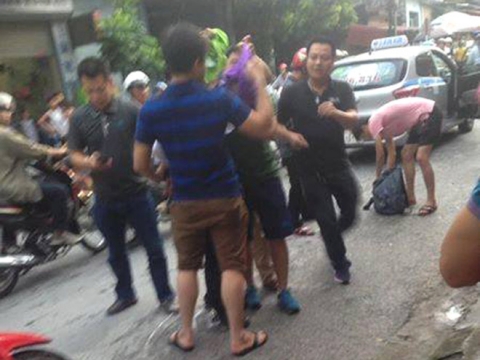 Tử tù Lê Văn Thọ không kịp phản ứng khi cảnh sát đập vỡ kính taxi, khống chế - 3