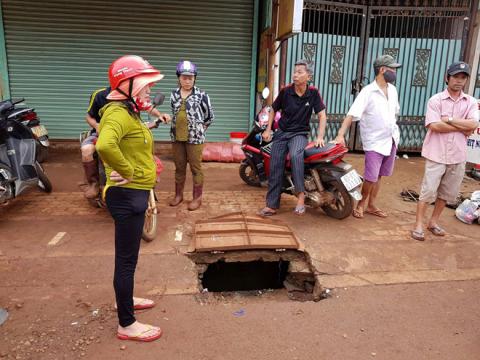 Tim thay thi the nu sinh bi cuon vao cong nuoc hinh anh 1