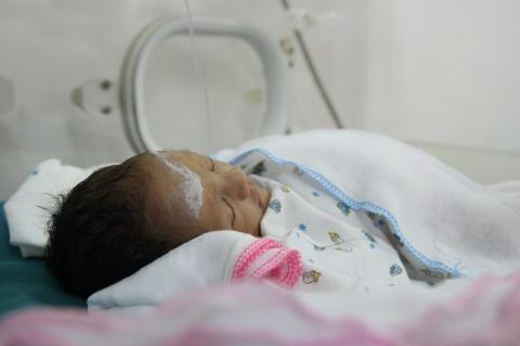 gui con vua sinh di an sang roi bo lai, bac si di xin tung giot sua cuu be gai - 1