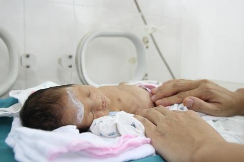 gui con vua sinh di an sang roi bo lai, bac si di xin tung giot sua cuu be gai - 6