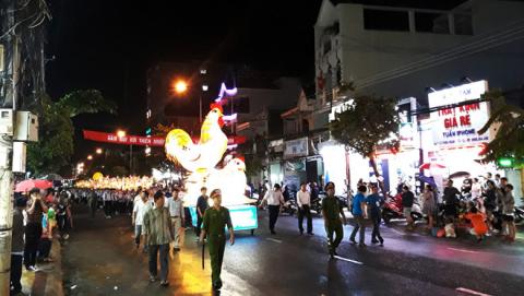 Cướp giật hoành hành tại lễ hội Trung thu lớn nhất Việt Nam hình ảnh 1 cuop giat hoanh hanh tai le hoi trung thu lon nhat viet nam hinh anh 1