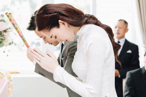 he lo thiep cuoi gian di ma tinh te cua hoa hau dang thu thao va hon phu - 2