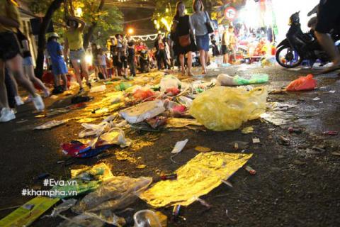 pho co ngap ngua rac sau dem trung thu, dan vo tu nem ra duong du thung rac chua day - 1