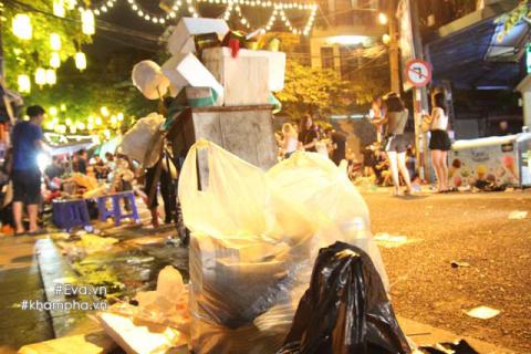 pho co ngap ngua rac sau dem trung thu, dan vo tu nem ra duong du thung rac chua day - 2