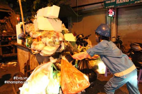 pho co ngap ngua rac sau dem trung thu, dan vo tu nem ra duong du thung rac chua day - 4