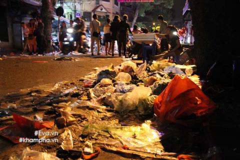 pho co ngap ngua rac sau dem trung thu, dan vo tu nem ra duong du thung rac chua day - 5