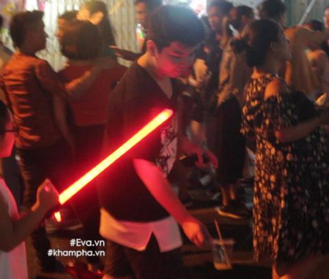 pho co ngap ngua rac sau dem trung thu, dan vo tu nem ra duong du thung rac chua day - 8