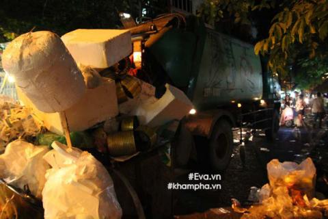 pho co ngap ngua rac sau dem trung thu, dan vo tu nem ra duong du thung rac chua day - 9