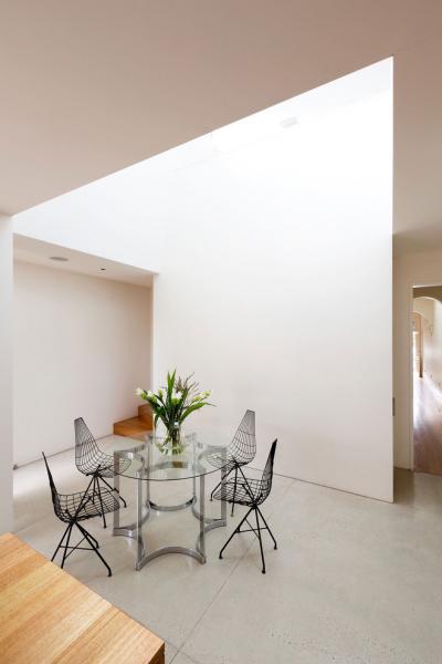 Ngôi nhà đặc biệt có không gian mở kết nối với thiên nhiên, nội thất tối giản nhưng vô cùng hiện đại - Ảnh 8.