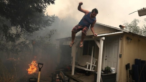 Lửa cháy ngút trời khắp California, hàng chục người chết - Ảnh 4.
