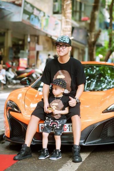 Chiếc xe Lamborghini trị giá 16 tỷ đồng được Dương Kon sử dụng để tới chúc mừng bà xã cùng con trai.