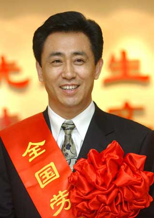 Từ trẻ mồ côi thành người giàu nhất Trung Quốc - Ảnh 1.