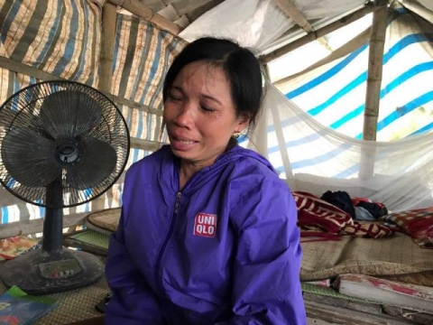 Chị Nguyễn Thị Xuyến, vợ anh Thức khóc nghẹn khi hay tin chồng bị công an tạm giữ.