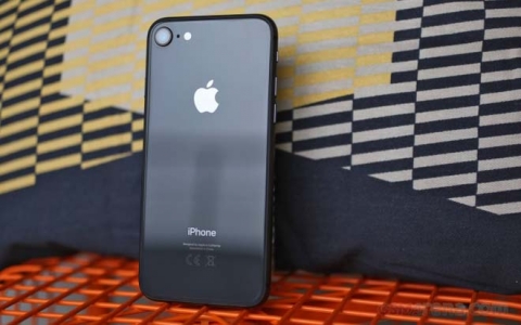 iPhone 8 ế ẩm trong ngày mở bán, iPhone 7 hút khách vì giá rẻ - 1