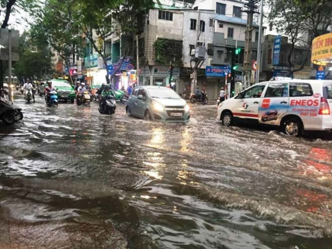 Triều cường vượt báo động 3, quận trung tâm Sài Gòn ngập như sông - 1