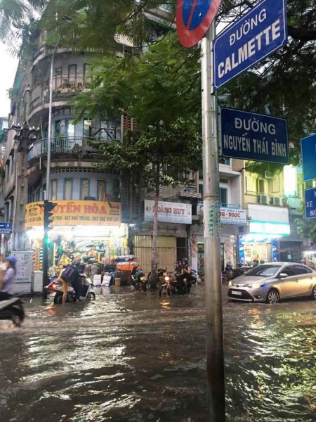 Triều cường vượt báo động 3, quận trung tâm Sài Gòn ngập như sông - 2