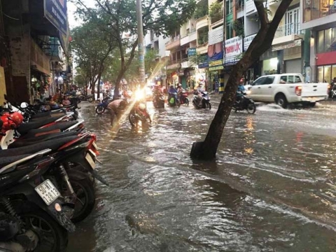 Triều cường vượt báo động 3, quận trung tâm Sài Gòn ngập như sông - 5