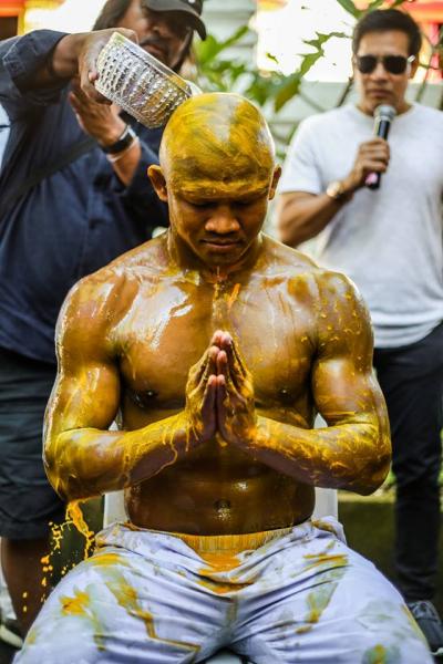Vì sao Thánh Muay Thái Buakaw bất ngờ xuống tóc đi tu? - Ảnh 2.
