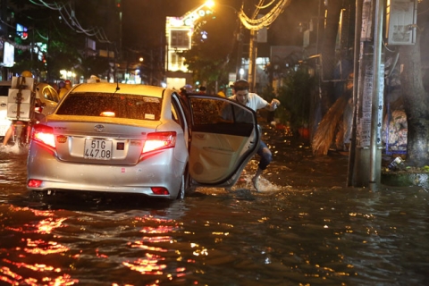 Mưa trút nước, phố SG thành sông, cây bật gốc, đường kẹt xe khủng khiếp - 1
