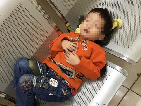 HN: Bé trai 3 tuổi bị người phụ nữ bỏ rơi tại nhà nghỉ - 1
